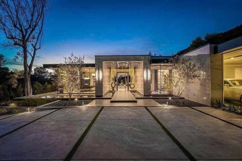 Luxurious Beverly Hills Mansion,Pool,Sauna,Theater in Los Angeles, USA