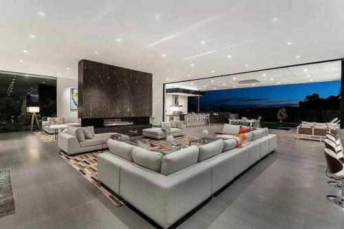Luxurious Beverly Hills Mansion,Pool,Sauna,Theater in Los Angeles, USA