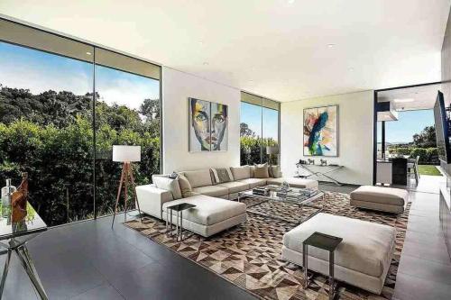 Luxurious Beverly Hills Mansion,Pool,Sauna,Theater in Los Angeles, USA