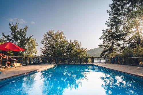 Lakefront and Mountain View - Resort Loft in Lac Superieur (QC)