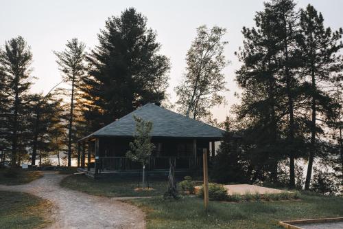 Lakefront and Mountain View - Resort Loft in Lac Superieur (QC)