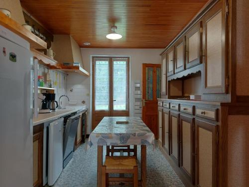 Gîte La Bazoche-Gouet, 5 pièces, 9 personnes - FR-1-581-96 (Maison spacieuse avec jardin, BBQ, table de ping-pong, proche commerces, pour 9 personnes et bebes -) in Unverre