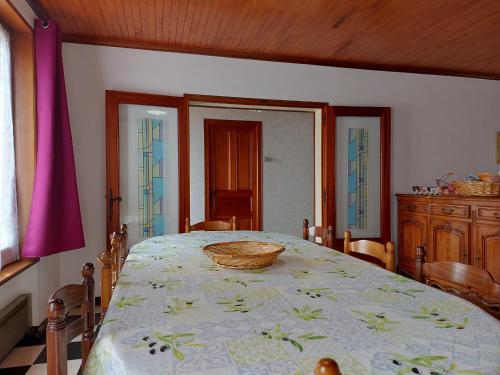 Gîte La Bazoche-Gouet, 5 pièces, 9 personnes - FR-1-581-96 (Maison spacieuse avec jardin, BBQ, table de ping-pong, proche commerces, pour 9 personnes et bebes -) in Unverre