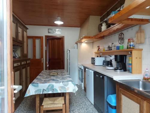 Gîte La Bazoche-Gouet, 5 pièces, 9 personnes - FR-1-581-96 (Maison spacieuse avec jardin, BBQ, table de ping-pong, proche commerces, pour 9 personnes et bebes -) in Unverre