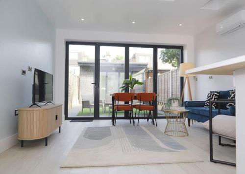 Stylish London Flat with Garden, Close to City, Londyn