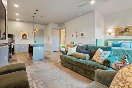 Golden Condo Patio with MTN Views Walk to DT Golden and School of Mines in โกลเด้น (CO)