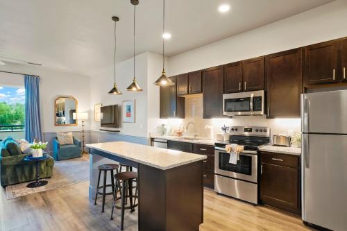 Golden Condo Patio with MTN Views Walk to DT Golden and School of Mines in โกลเด้น (CO)