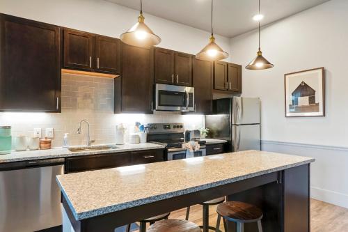 Golden Condo Patio with MTN Views Walk to DT Golden and School of Mines in โกลเด้น (CO)