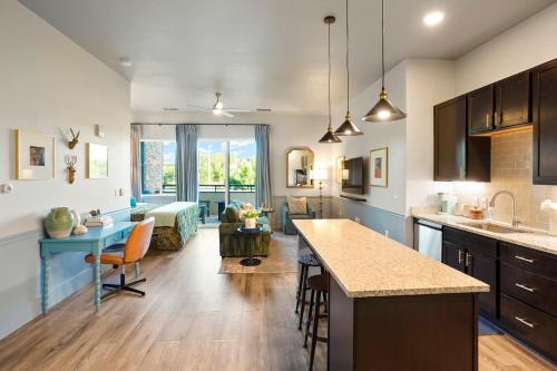 Golden Condo Patio with MTN Views Walk to DT Golden and School of Mines in โกลเด้น (CO)