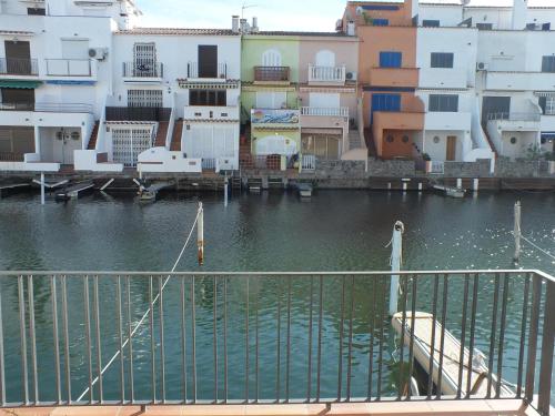 Casa espaciosa de 3 pisos con terraza y amarra en Empuriabrava - ES-204-3
