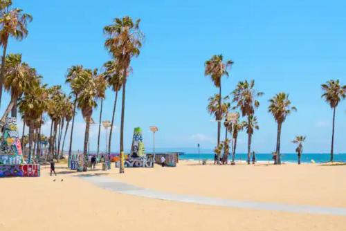Beachside Apartments l Free Parking! in Los Angeles, USA