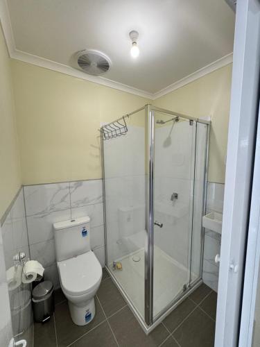 Beautiful room near shops 12 km to CBD and fast internet plus free parking in St Albans
