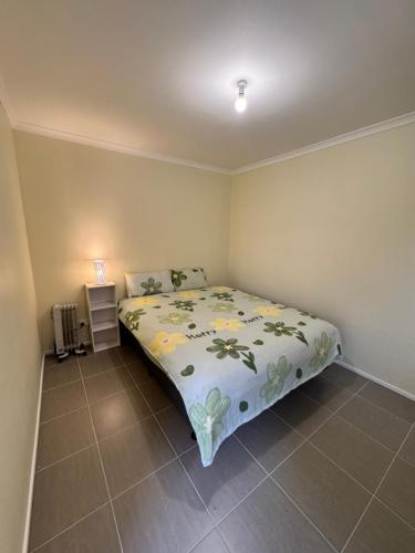Beautiful room near shops 12 km to CBD and fast internet plus free parking in St Albans
