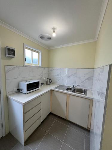 Beautiful room near shops 12 km to CBD and fast internet plus free parking in St Albans