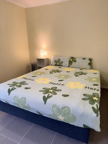 Beautiful room near shops 12 km to CBD and fast internet plus free parking in St Albans