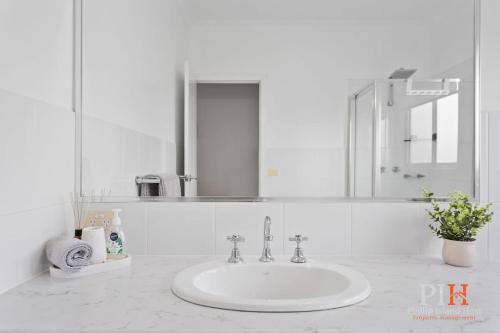 Spacious 4-Bd in Cowes sleeps 8 - image 3