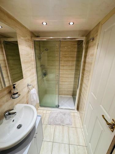 Entire Private 1 Bedroom - Guest Suite in Glasgow, Glasgow (photo 7)