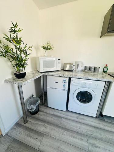 Kjøkken, Entire Private 1 Bedroom - Guest Suite in Glasgow near Burrell Collection