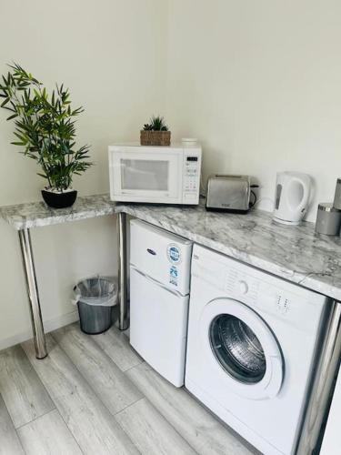 Kjøkken, Entire Private 1 Bedroom - Guest Suite in Glasgow near Burrell Collection