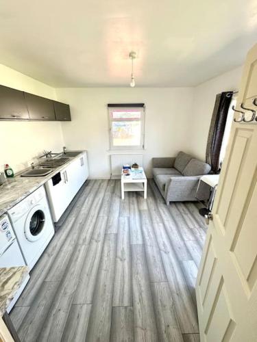 Kjøkken, Entire Private 1 Bedroom - Guest Suite in Glasgow near Burrell Collection