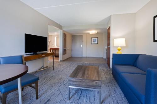 Holiday Inn Express & Suites Cincinnati Riverfront an IHG Hotel - image 6