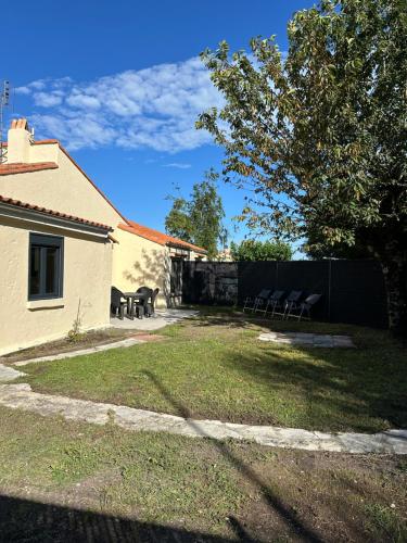 Dārzs, maison du phare in Semussac