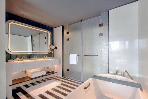 room detail thumbnail 2