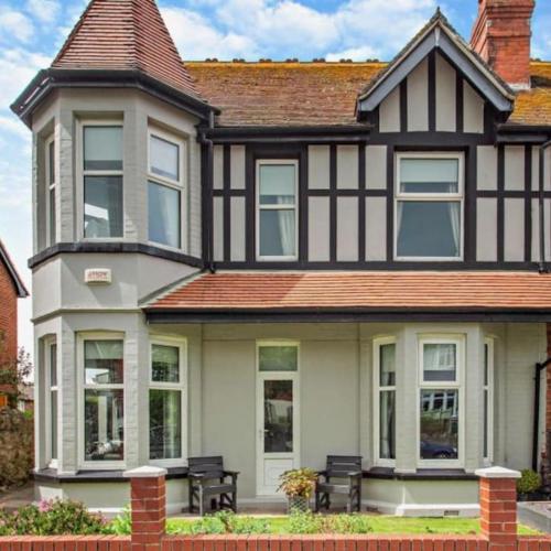 Ty Llwyd - Luxury holiday home sleeping 8, Hot Tub available