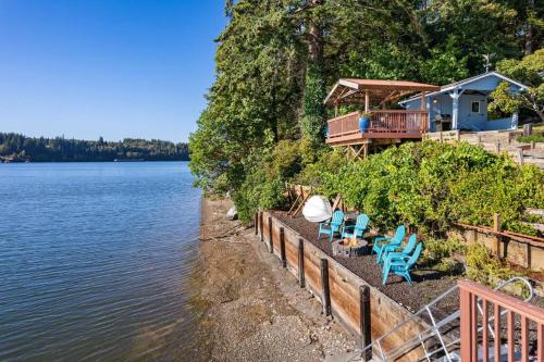 Captain's Retreat in Shelton