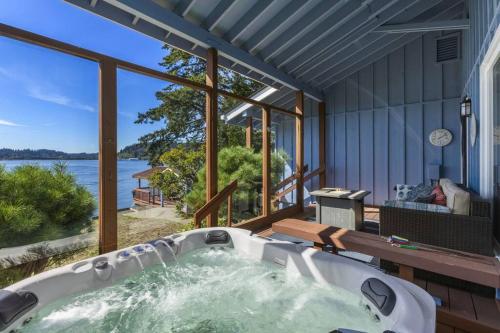 Captain's Retreat in Shelton