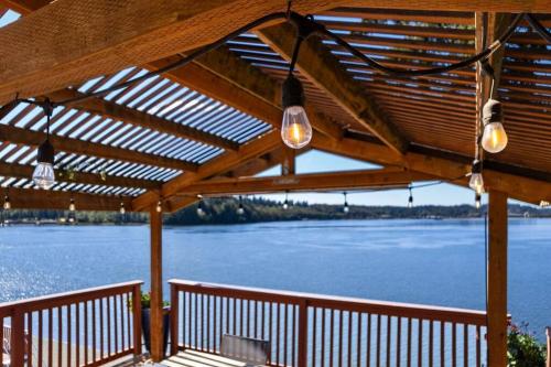 Captain's Retreat in Shelton