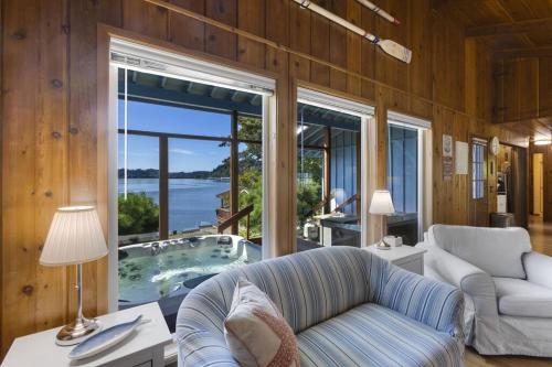 Captain's Retreat in Shelton