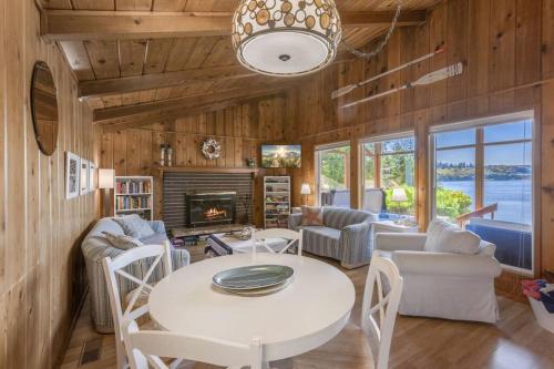 Captain's Retreat in Shelton