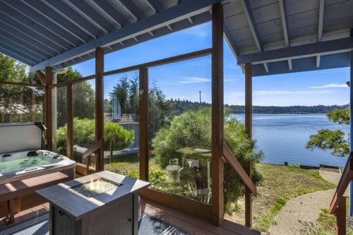 Captain's Retreat in Shelton