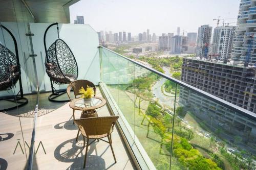 Elegant 1BR Retreat with Rooftop Pool in JVC By ĀYA Boutique, Dubaï