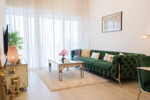 Elegant 1BR Retreat with Rooftop Pool in JVC By ĀYA Boutique, Dubaj (zdjęcie 10)