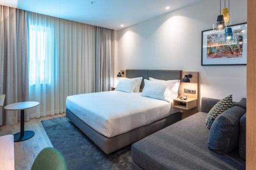 1 queen bed, 1 sofa bed