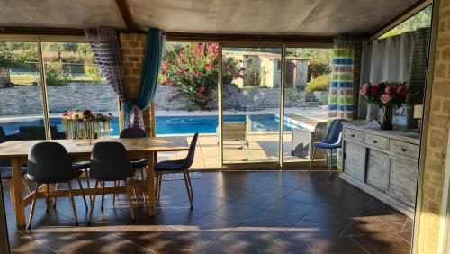 EDEN HOUSE villa 200 m2, 4 chamb 4 sdb, piscine privée, jardin clos 4000 m2, parking gîte à louer Cité des Sauvaires