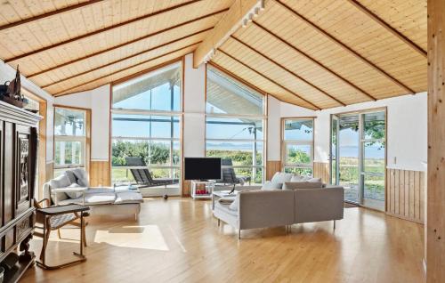 Nice Home In Bogø By With Wifi in 博島
