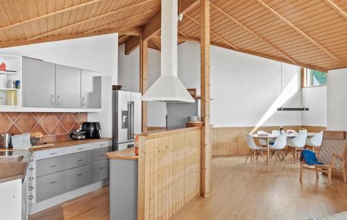 廚房, Nice Home In Bogø By With Wifi in 博島