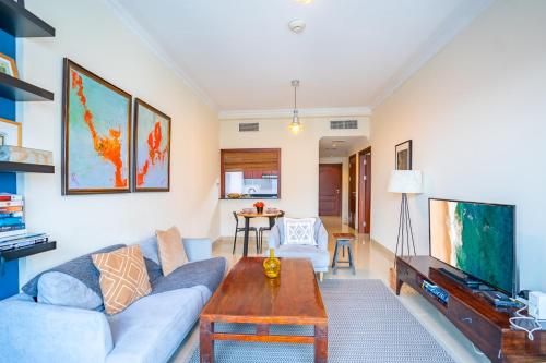 RH - Marina View Getaway, Spacious One-Bedroom with Terrace in Dubai Marina, Dubai