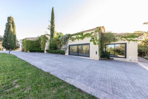 8 bedrooms, 13 beds