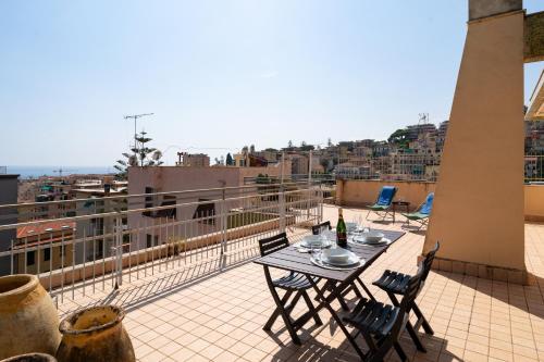 GuestHost - Lovely Sea View Apt with Terrace and Balcony, Poggio