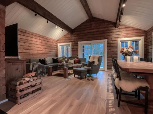 Tømmerhus i Geiranger Sentrum med panorama utsikt in Stranda