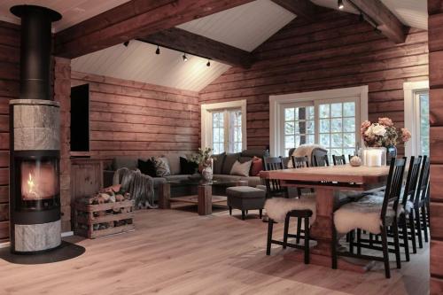 Tømmerhus i Geiranger Sentrum med panorama utsikt in Stranda