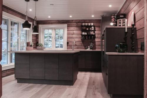 Tømmerhus i Geiranger Sentrum med panorama utsikt in Stranda