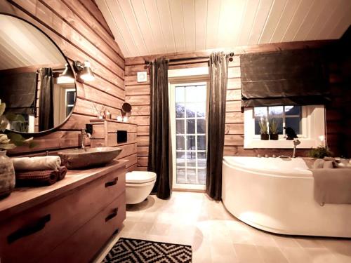 Tømmerhus i Geiranger Sentrum med panorama utsikt in Stranda