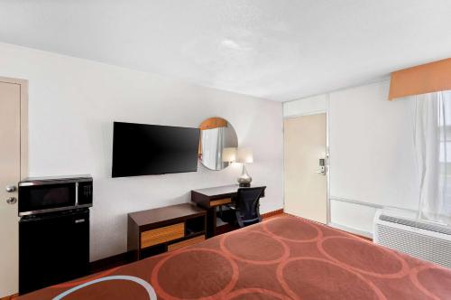 Super 8 by Wyndham Baton Rouge/I-10 - image 6