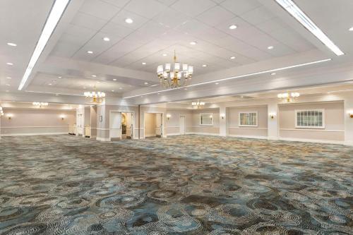Best Western Mill River Manor - image 2