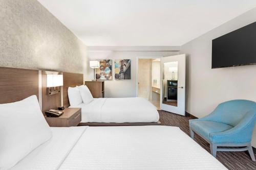 Best Western Mill River Manor Room Type - Accessibility - 2 Double Beds, Roll-in Shower, Nonsmoking